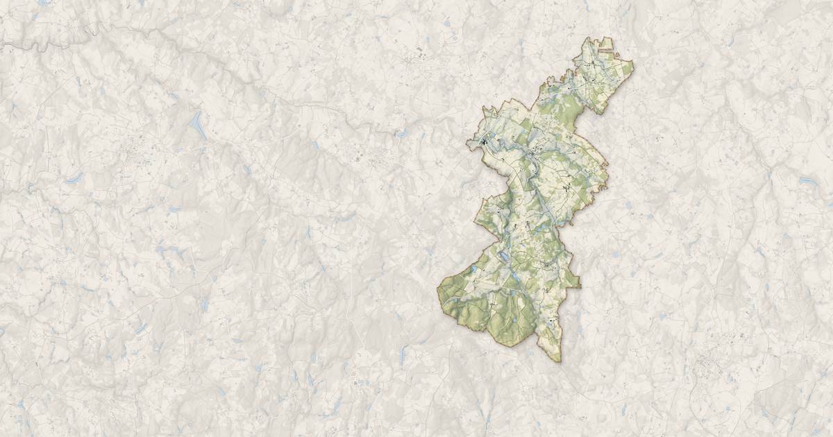 Portrait cartographique de Champagnac-la-Rivière : relief, eau, forêts, bâti et voies, calculés à partir des données de l'IGN