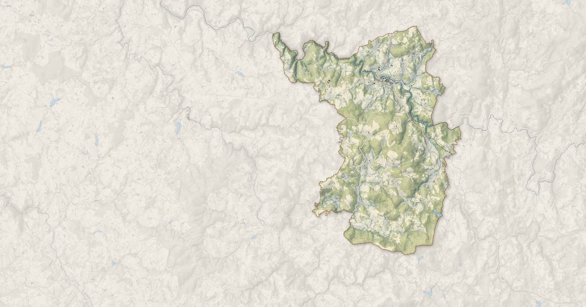 Portrait cartographique de Eymoutiers : relief, eau, forêts, bâti et voies, calculés à partir des données de l'IGN