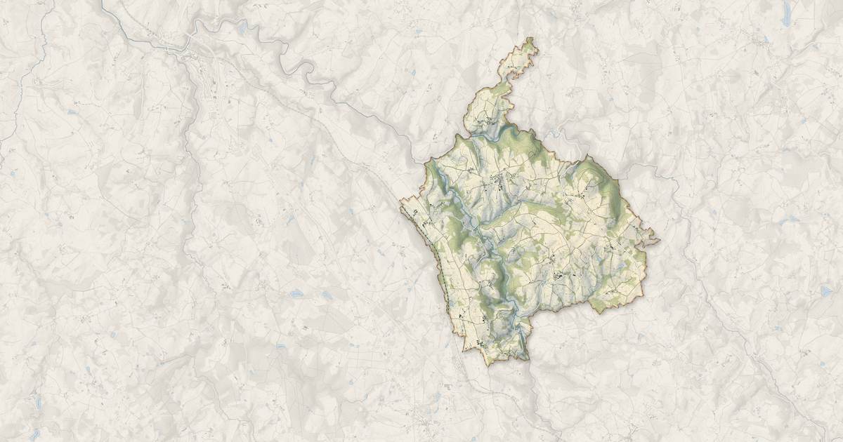 Portrait cartographique de Glanges : relief, eau, forêts, bâti et voies, calculés à partir des données de l'IGN