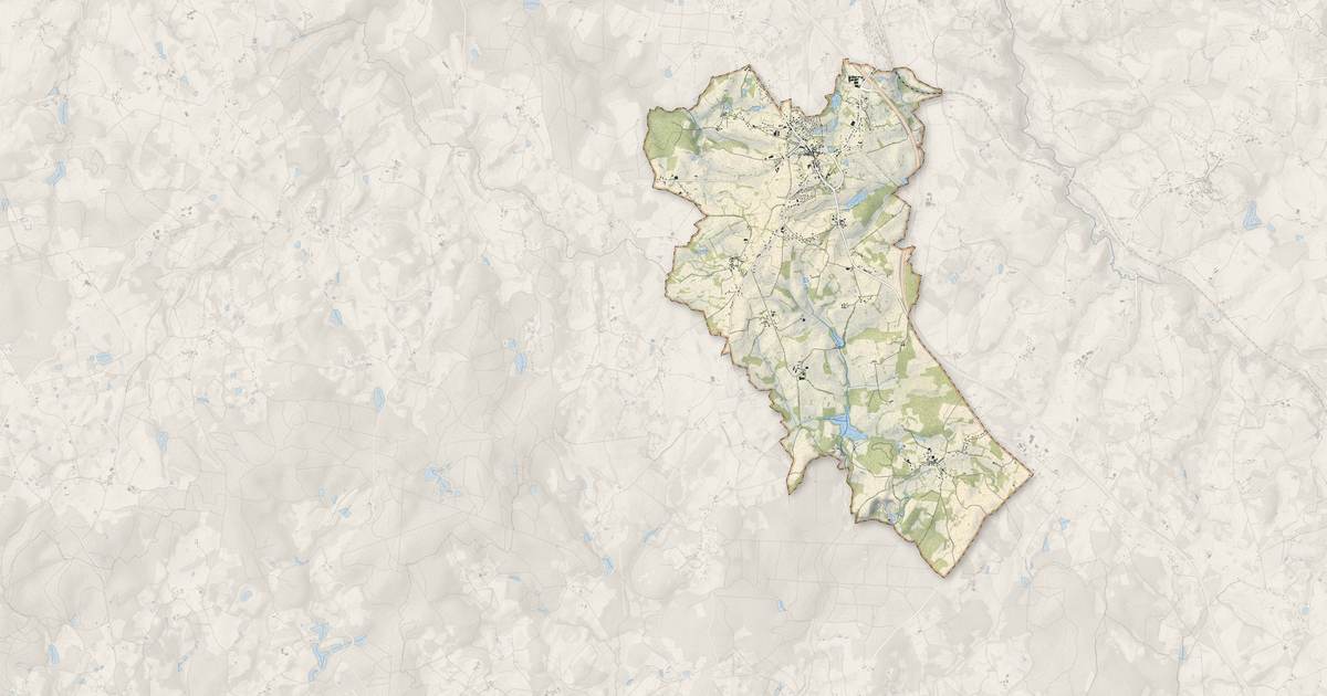 Portrait cartographique de Magnac-Bourg : relief, eau, forêts, bâti et voies, calculés à partir des données de l'IGN