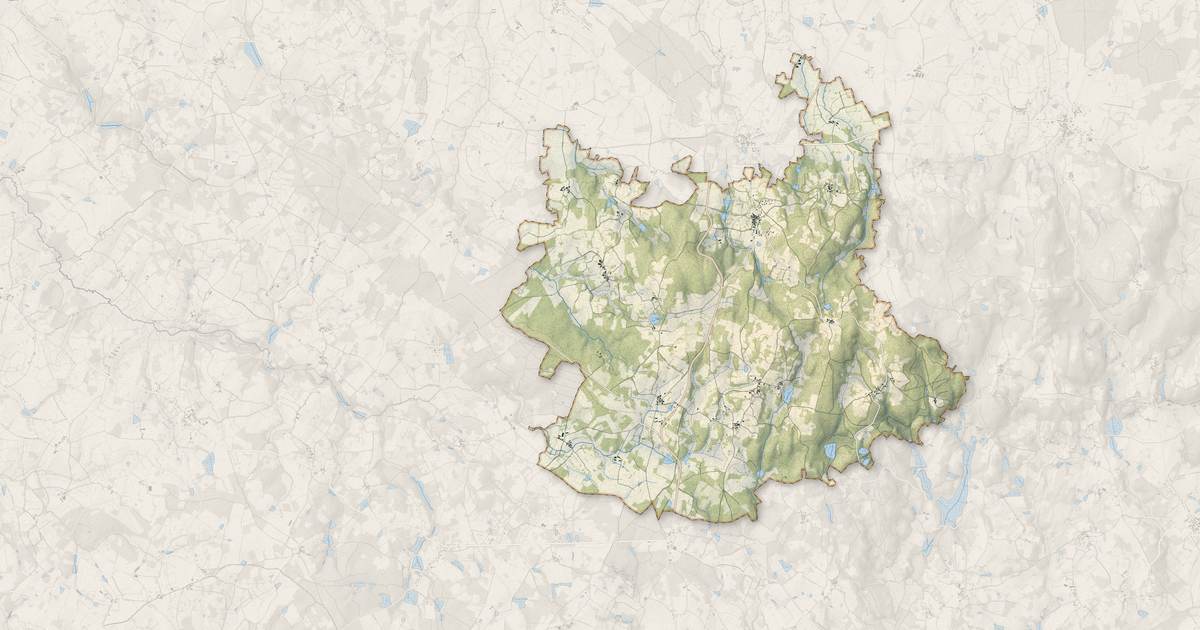 Portrait cartographique de Montrol-Sénard : relief, eau, forêts, bâti et voies, calculés à partir des données de l'IGN