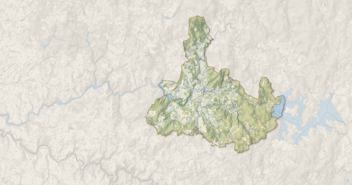 Portrait cartographique de Peyrat-le-Château : relief, eau, forêts, bâti et voies, calculés à partir des données de l'IGN