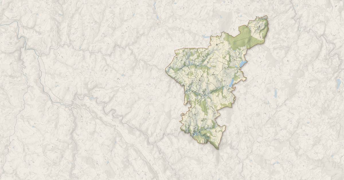 Portrait cartographique de Saint-Bonnet-Briance : relief, eau, forêts, bâti et voies, calculés à partir des données de l'IGN