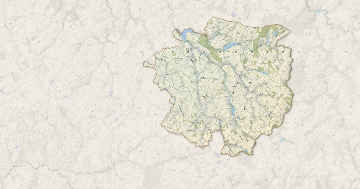 Portrait cartographique de Saint-Léger-Magnazeix : relief, eau, forêts, bâti et voies, calculés à partir des données de l'IGN