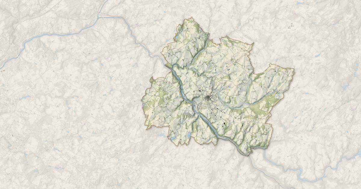 Portrait cartographique de Saint-Léonard-de-Noblat : relief, eau, forêts, bâti et voies, calculés à partir des données de l'IGN