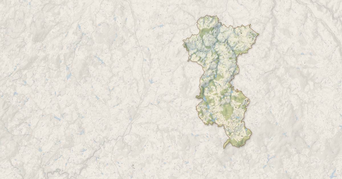 Portrait cartographique de Saint-Priest-Ligoure : relief, eau, forêts, bâti et voies, calculés à partir des données de l'IGN