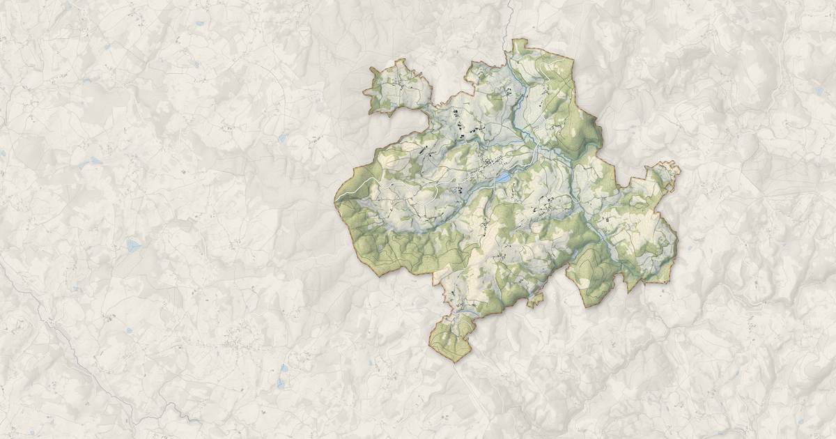 Portrait cartographique de Sussac : relief, eau, forêts, bâti et voies, calculés à partir des données de l'IGN