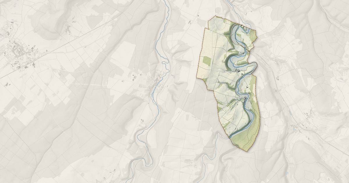 Portrait cartographique de Circourt-sur-Mouzon : relief, eau, forêts, bâti et voies, calculés à partir des données de l'IGN