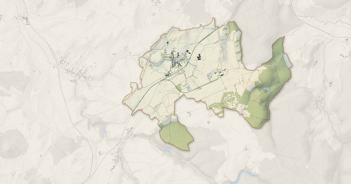 Portrait cartographique de Damblain : relief, eau, forêts, bâti et voies, calculés à partir des données de l'IGN