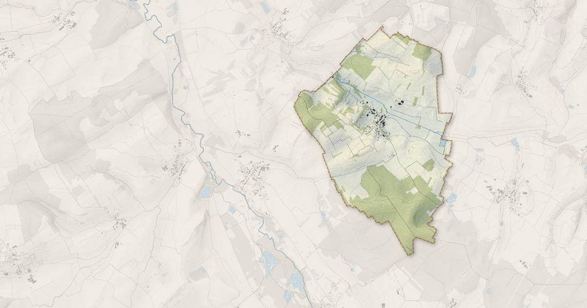 Portrait cartographique de Doncières : relief, eau, forêts, bâti et voies, calculés à partir des données de l'IGN