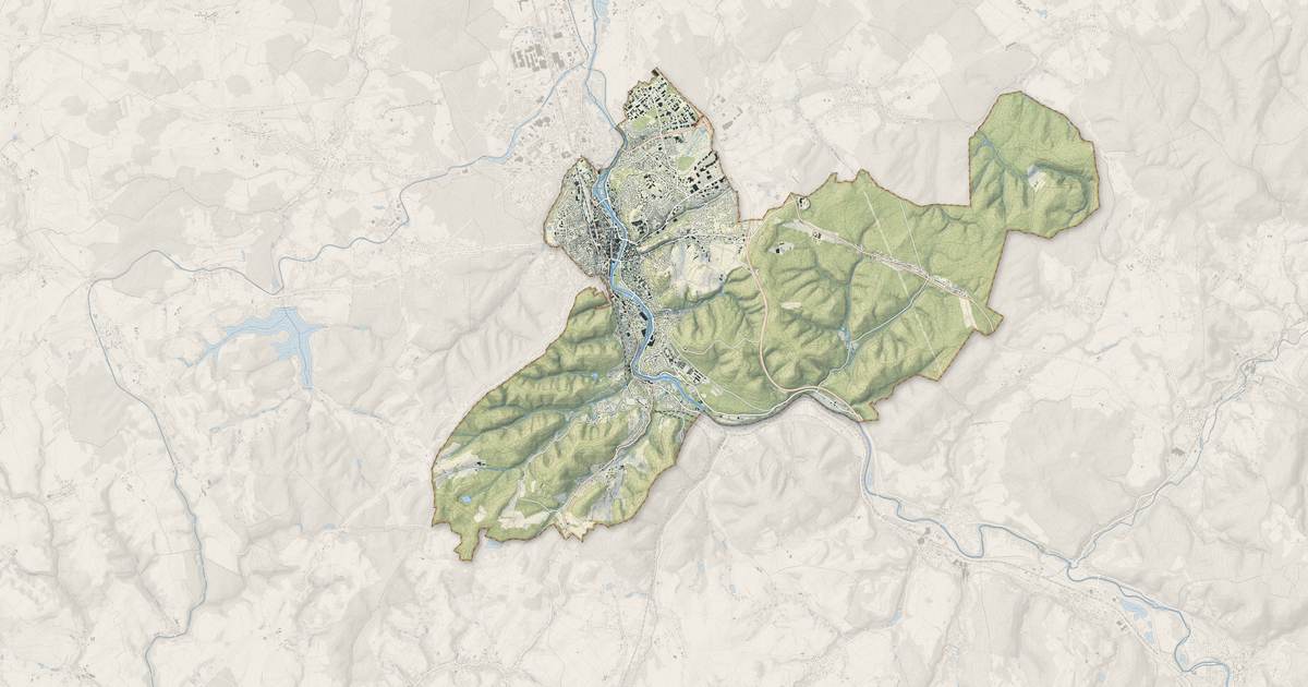 Portrait cartographique de Épinal : relief, eau, forêts, bâti et voies, calculés à partir des données de l'IGN