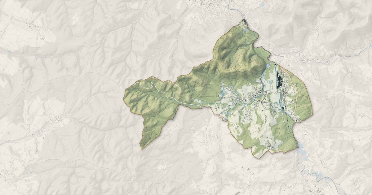 Portrait cartographique de Étival-Clairefontaine : relief, eau, forêts, bâti et voies, calculés à partir des données de l'IGN