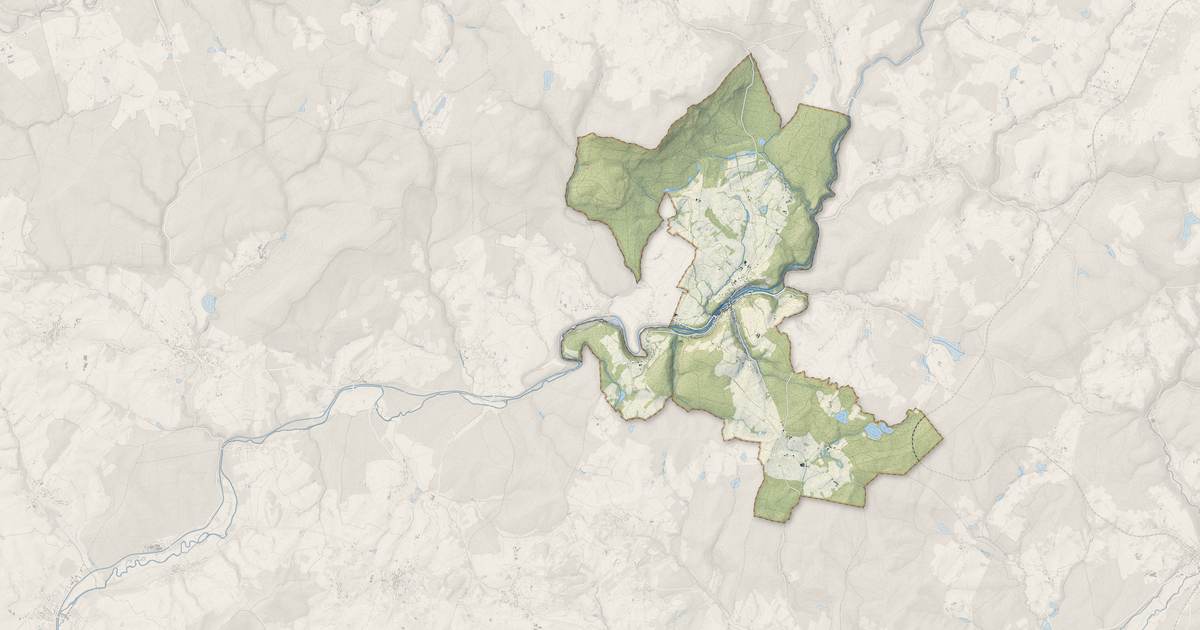 Portrait cartographique de Fontenoy-le-Château : relief, eau, forêts, bâti et voies, calculés à partir des données de l'IGN
