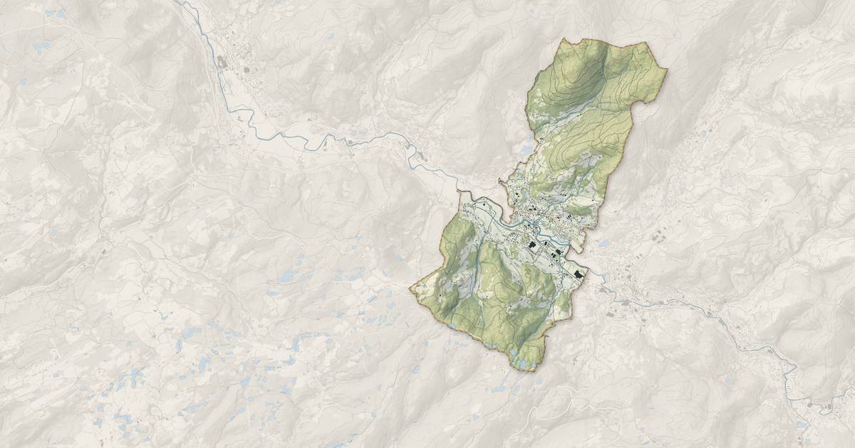 Portrait cartographique de Ramonchamp : relief, eau, forêts, bâti et voies, calculés à partir des données de l'IGN