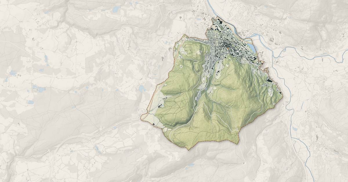Portrait cartographique de Remiremont : relief, eau, forêts, bâti et voies, calculés à partir des données de l'IGN