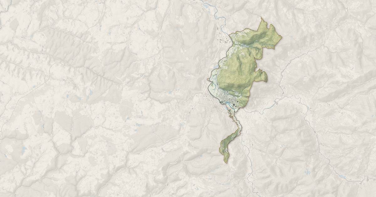 Portrait cartographique de Saint-Étienne-lès-Remiremont : relief, eau, forêts, bâti et voies, calculés à partir des données de l'IGN
