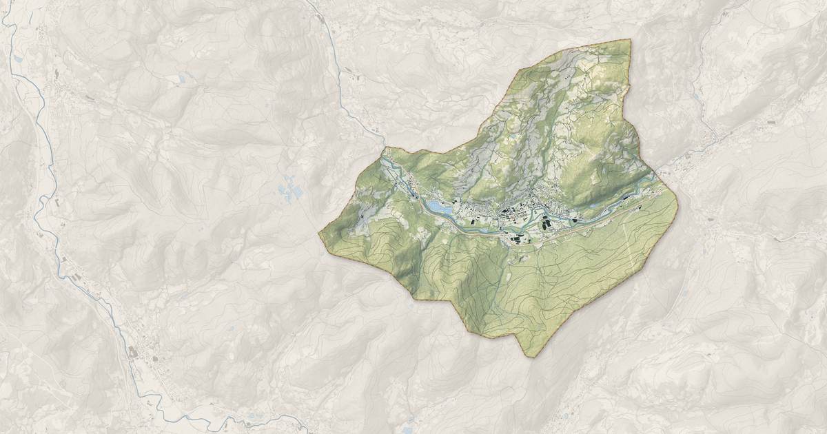 Portrait cartographique de Saulxures-sur-Moselotte : relief, eau, forêts, bâti et voies, calculés à partir des données de l'IGN