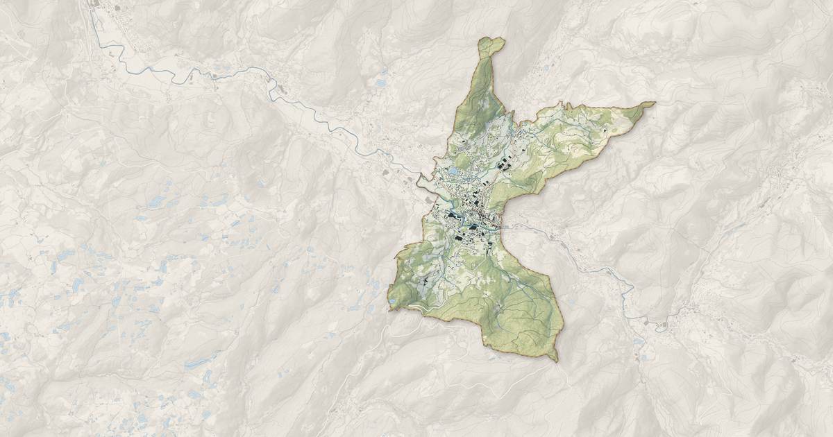 Portrait cartographique de Le Thillot : relief, eau, forêts, bâti et voies, calculés à partir des données de l'IGN