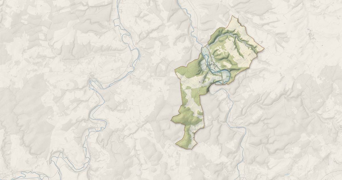 Portrait cartographique de Arcy-sur-Cure : relief, eau, forêts, bâti et voies, calculés à partir des données de l'IGN