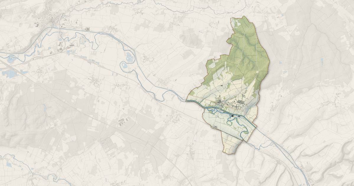 Portrait cartographique de Flogny-la-Chapelle : relief, eau, forêts, bâti et voies, calculés à partir des données de l'IGN