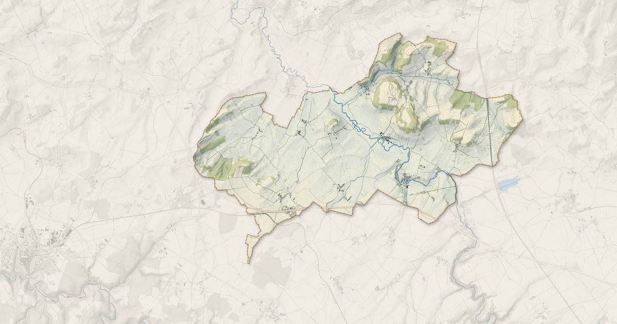 Portrait cartographique de Guillon-Terre-Plaine : relief, eau, forêts, bâti et voies, calculés à partir des données de l'IGN