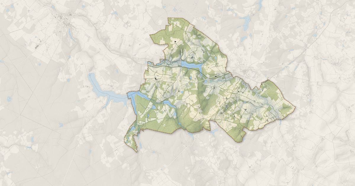 Portrait cartographique de Moutiers-en-Puisaye : relief, eau, forêts, bâti et voies, calculés à partir des données de l'IGN