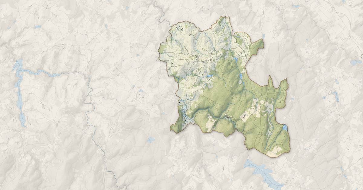 Portrait cartographique de Saint-Léger-Vauban : relief, eau, forêts, bâti et voies, calculés à partir des données de l'IGN