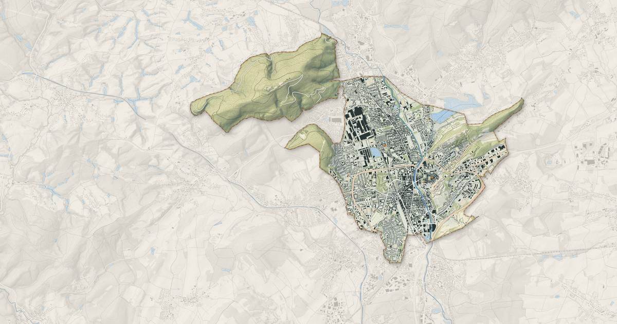 Portrait cartographique de Belfort : relief, eau, forêts, bâti et voies, calculés à partir des données de l'IGN