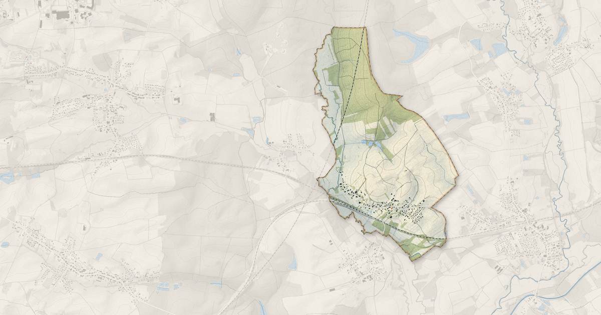 Portrait cartographique de Petit-Croix : relief, eau, forêts, bâti et voies, calculés à partir des données de l'IGN