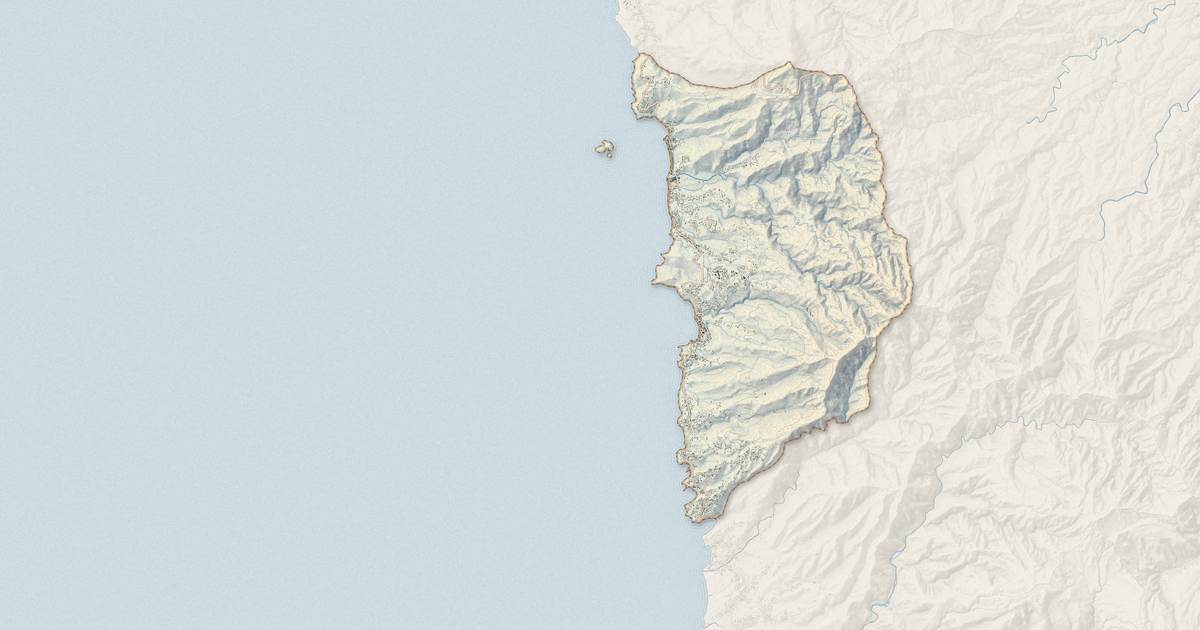 Portrait cartographique de Bouillante : relief, eau, forêts, bâti et voies, calculés à partir des données de l'IGN