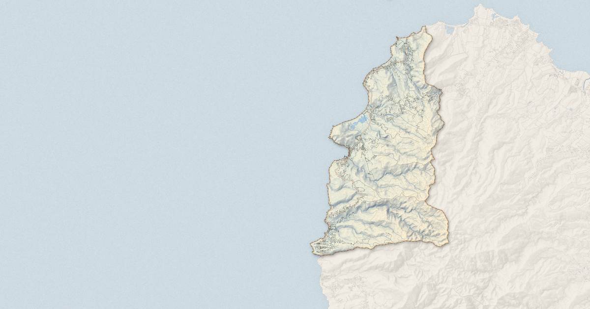 Portrait cartographique de Deshaies : relief, eau, forêts, bâti et voies, calculés à partir des données de l'IGN