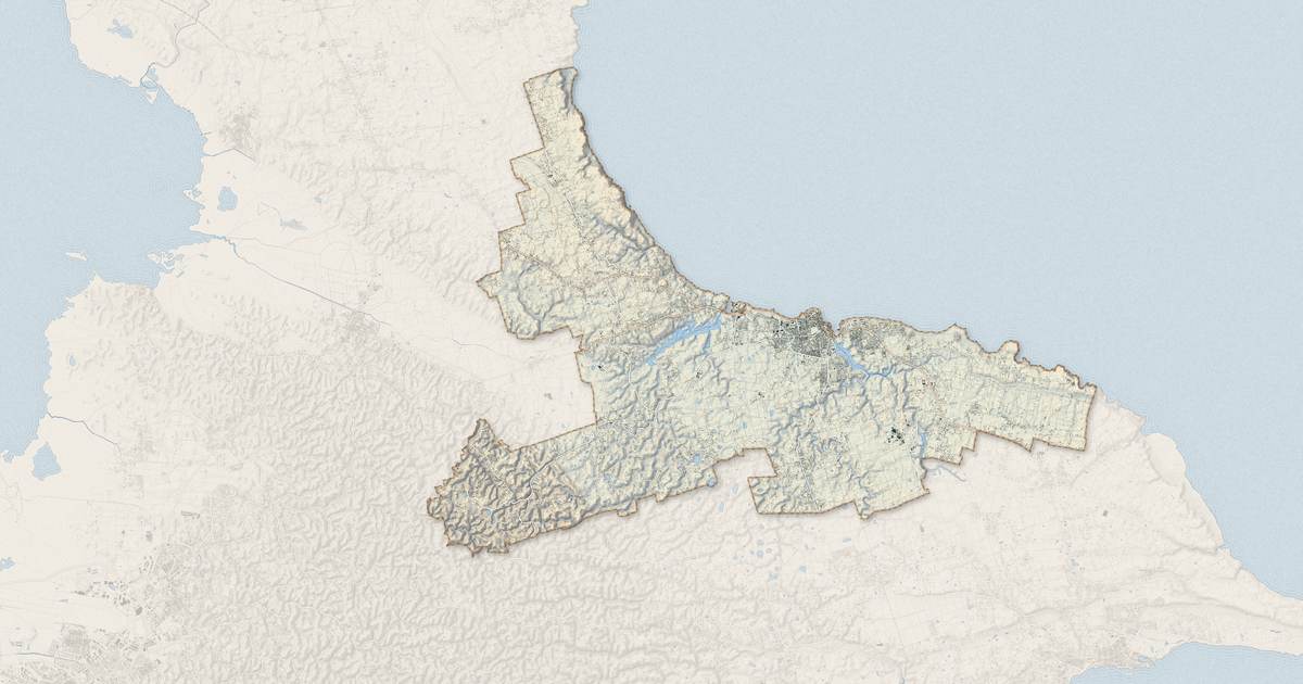 Portrait cartographique de Le Moule : relief, eau, forêts, bâti et voies, calculés à partir des données de l'IGN