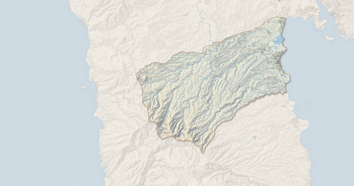 Portrait cartographique de Petit-Bourg : relief, eau, forêts, bâti et voies, calculés à partir des données de l'IGN