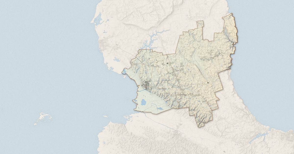 Portrait cartographique de Petit-Canal : relief, eau, forêts, bâti et voies, calculés à partir des données de l'IGN