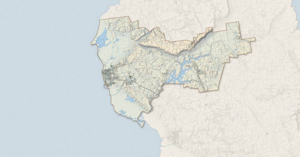 Portrait cartographique de Port-Louis : relief, eau, forêts, bâti et voies, calculés à partir des données de l'IGN
