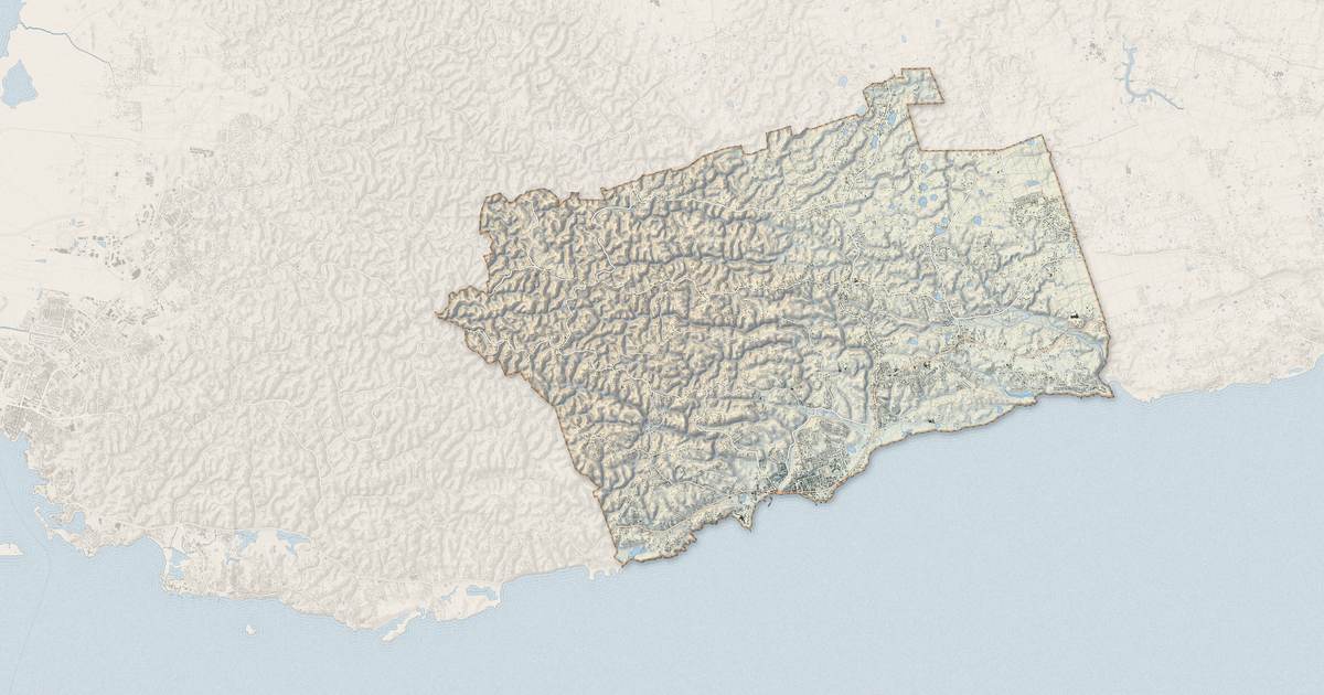 Portrait cartographique de Sainte-Anne : relief, eau, forêts, bâti et voies, calculés à partir des données de l'IGN