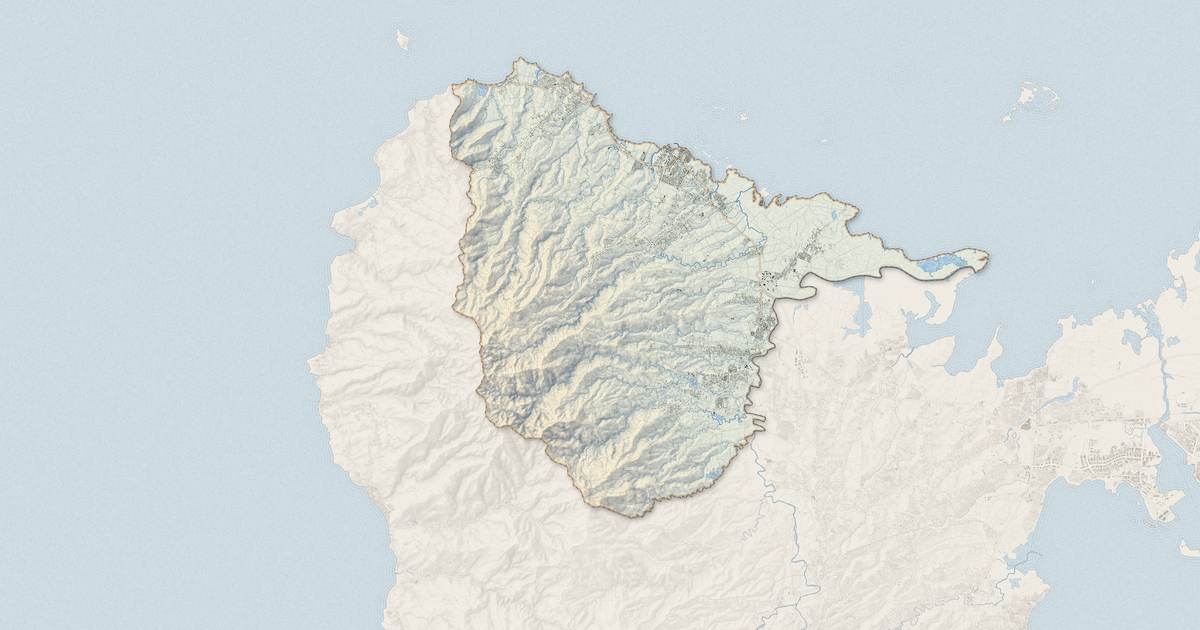 Portrait cartographique de Sainte-Rose : relief, eau, forêts, bâti et voies, calculés à partir des données de l'IGN