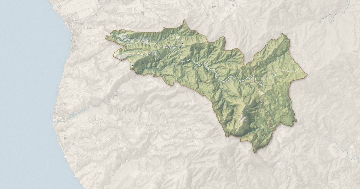 Portrait cartographique de Fonds-Saint-Denis : relief, eau, forêts, bâti et voies, calculés à partir des données de l'IGN