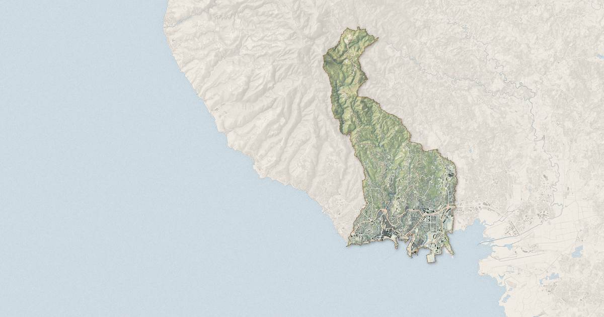 Portrait cartographique de Fort-de-France : relief, eau, forêts, bâti et voies, calculés à partir des données de l'IGN