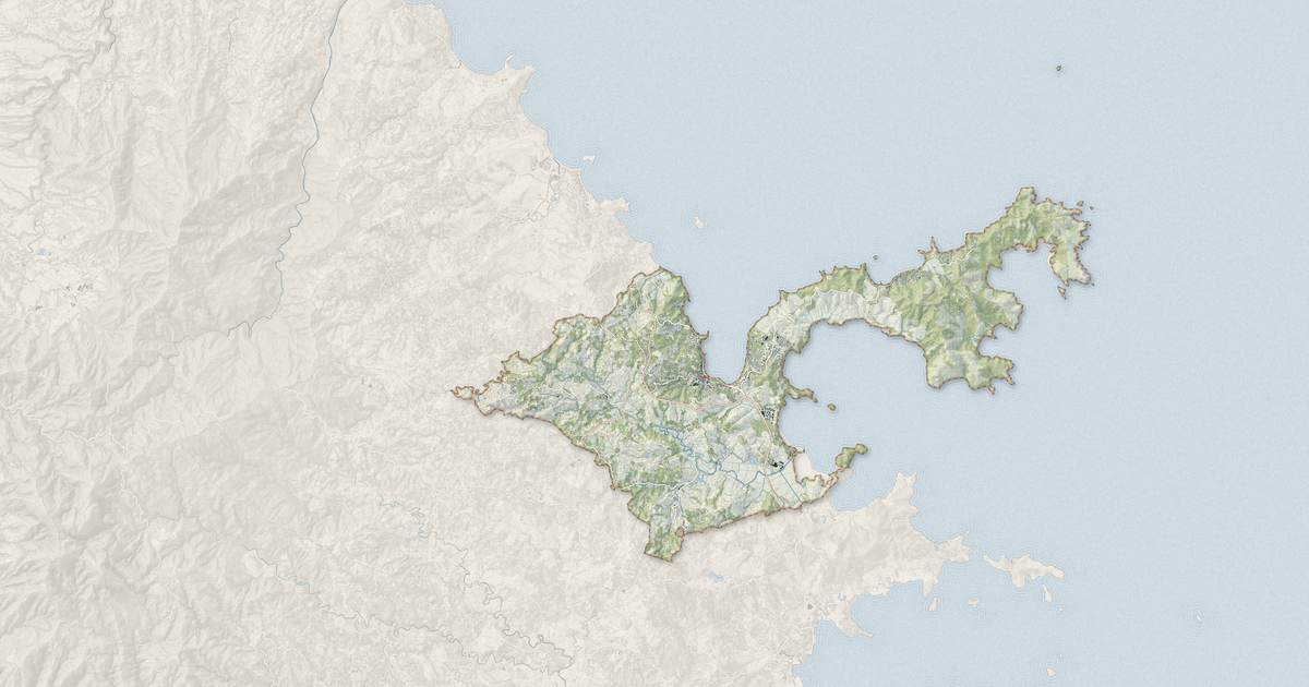 Portrait cartographique de La Trinité : relief, eau, forêts, bâti et voies, calculés à partir des données de l'IGN
