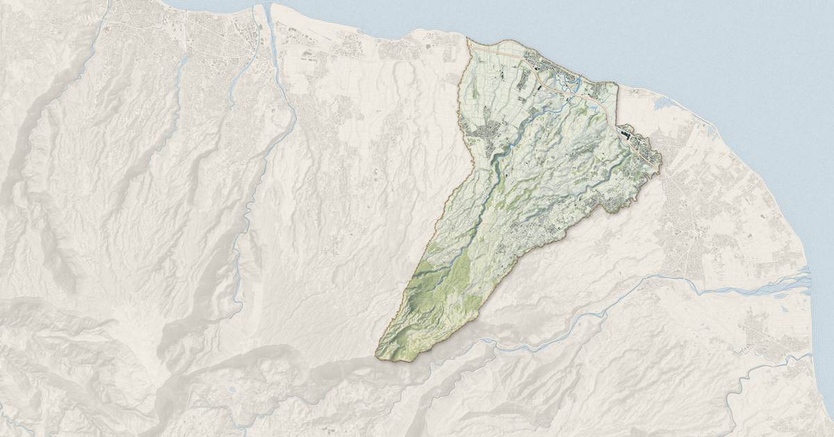 Portrait cartographique de Sainte-Suzanne : relief, eau, forêts, bâti et voies, calculés à partir des données de l'IGN