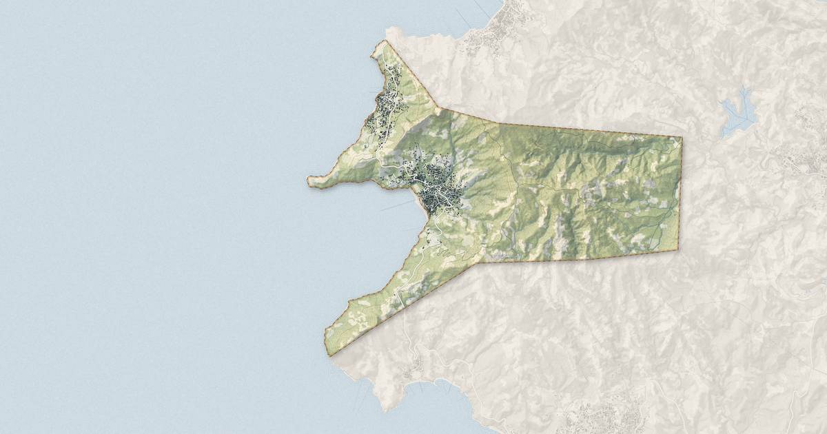 Portrait cartographique de Acoua : relief, eau, forêts, bâti et voies, calculés à partir des données de l'IGN