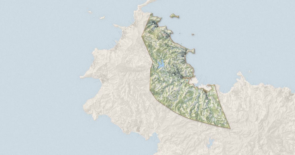 Portrait cartographique de Bandraboua : relief, eau, forêts, bâti et voies, calculés à partir des données de l'IGN