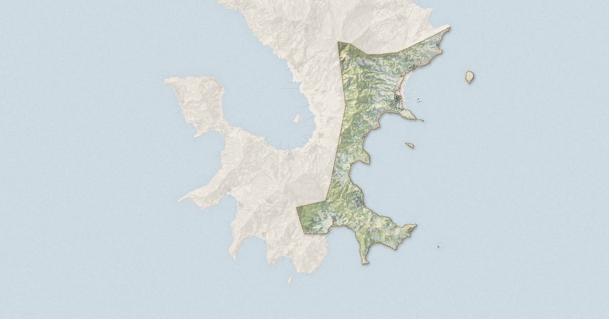 Portrait cartographique de Bandrele : relief, eau, forêts, bâti et voies, calculés à partir des données de l'IGN