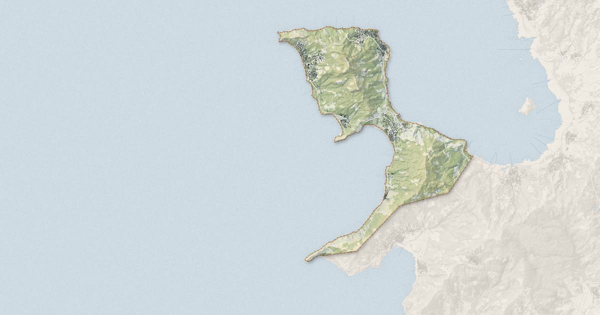Portrait cartographique de Bouéni : relief, eau, forêts, bâti et voies, calculés à partir des données de l'IGN