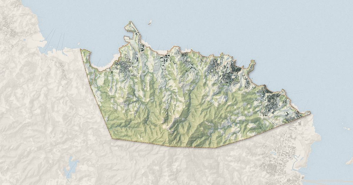 Portrait cartographique de Koungou : relief, eau, forêts, bâti et voies, calculés à partir des données de l'IGN