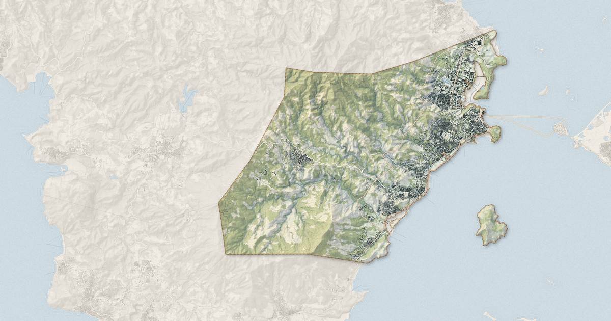 Portrait cartographique de Mamoudzou : relief, eau, forêts, bâti et voies, calculés à partir des données de l'IGN
