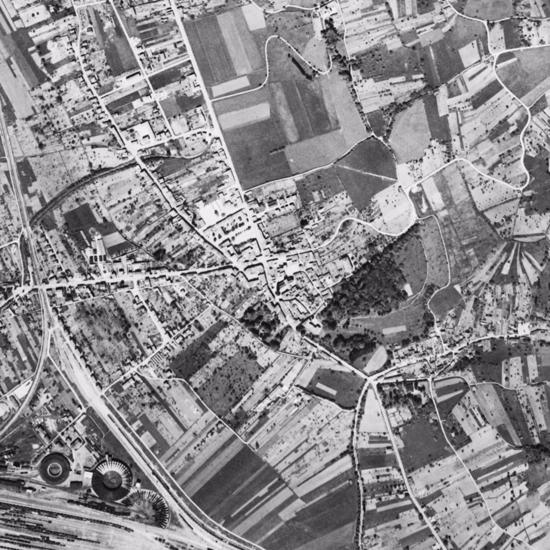 Ambérieu-en-Bugey en 1954, le centre vu du ciel, au même cadrage