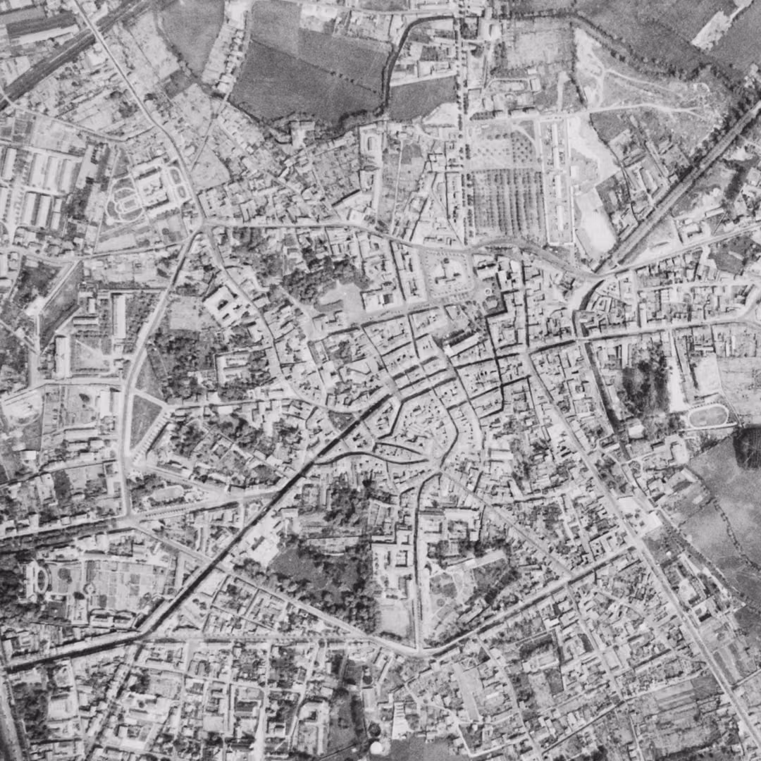 Bourg-en-Bresse en 1954, le centre vu du ciel, au même cadrage