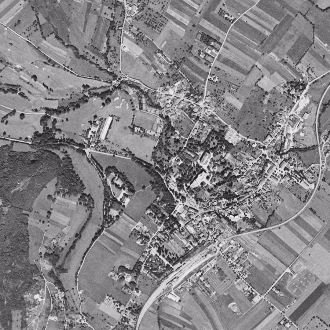Divonne-les-Bains en 1953, le centre vu du ciel, au même cadrage
